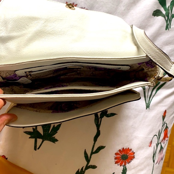 Guess purse - Picture 2 of 3